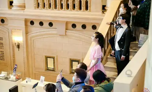 申城醉美秋景里,罗密欧与朱丽叶阳台上互诉衷肠
