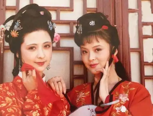 红楼梦里尤二姐住在小花枝巷不好吗为何非得要搬进贾府呢
