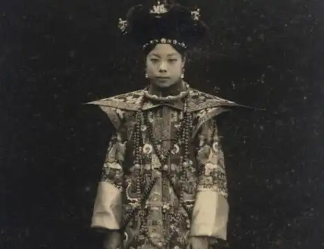 和末代皇帝离婚的妃子,后来嫁了个什么样的男人
