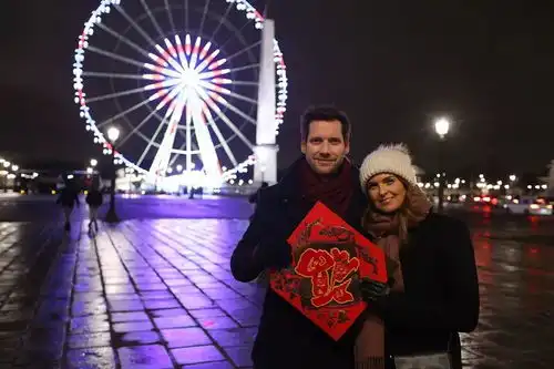 混血小女孩唱新年好法国帅大叔用粤语给大家拜年啦
