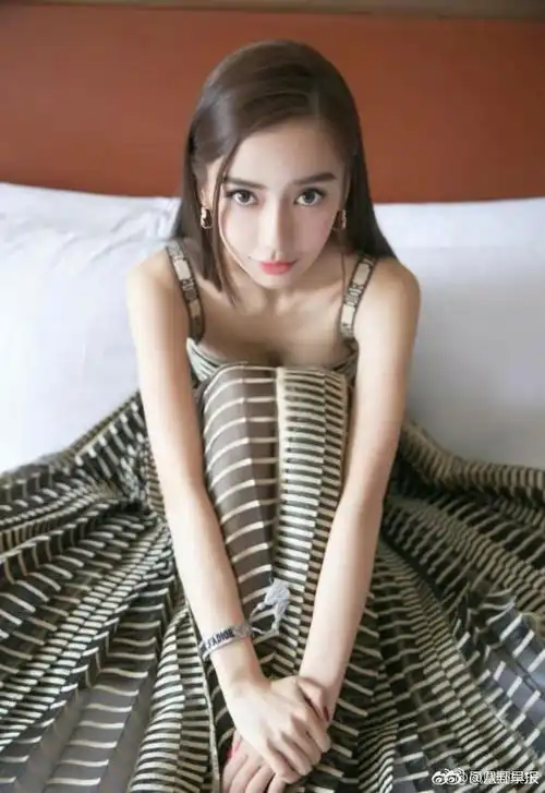 杨颖和赵丽颖同台比美,网友一个擅长演戏一个擅长拍照