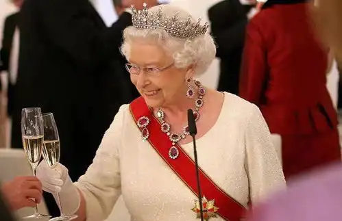 明年英国女王将迎来她的铂禧年,95岁英国女王在医生建议下戒酒