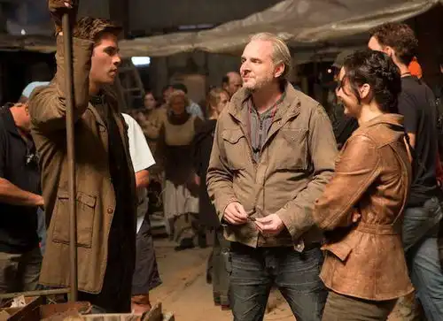 谈起吻戏,詹妮弗劳伦斯让利亚姆海姆斯沃斯想开点