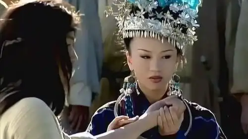 笑傲江湖中,蓝凤凰采用换血大法为令狐冲疗伤,说罢几个漂亮女子便扯开裤子