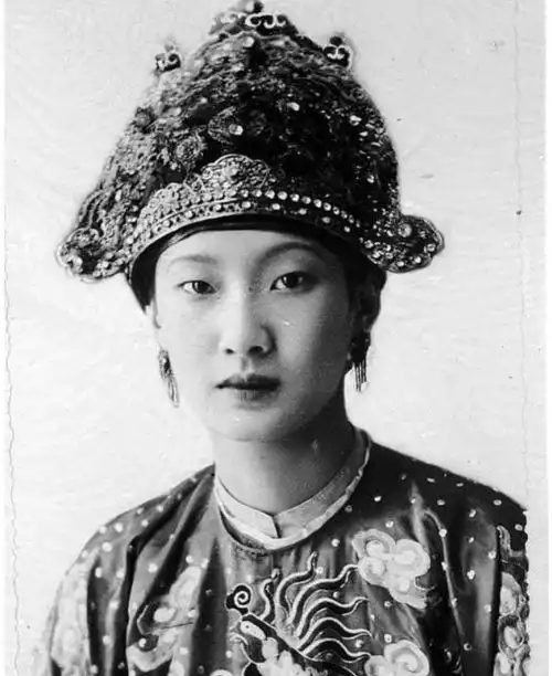 越南末代皇帝二度退位,把故国伤痛化作男女之乐,风流一生
