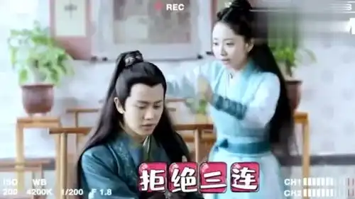 锦衣之下花絮袁今夏花式恭维陆绎,任嘉伦教谭松韵拍手游戏
