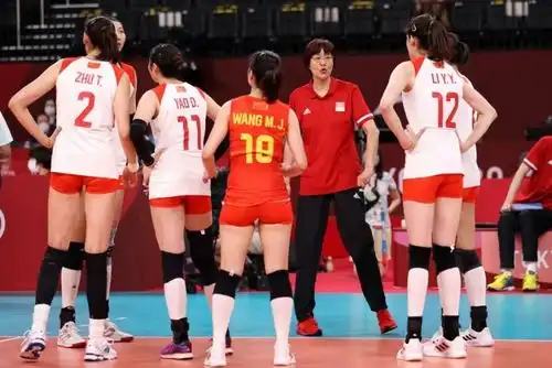 郎平教练中国女排无缘卫冕泪洒道别夺冠拍出早受伤患困扰
