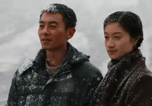 朱亚文全家出游破离婚传闻曾为两个女人痴狂,得罪一人事业凉凉
