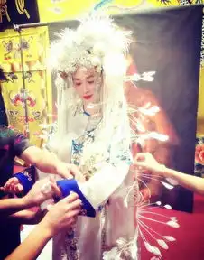 46岁,离婚两次,带着三个女儿,还嫁给了小鲜肉钟丽缇的人生和她的身材一样性感
