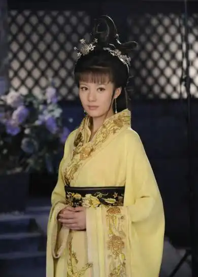她曾被姑父力捧出演女主角,姑姑离婚后再未合作,如今只能在剧中打酱油
