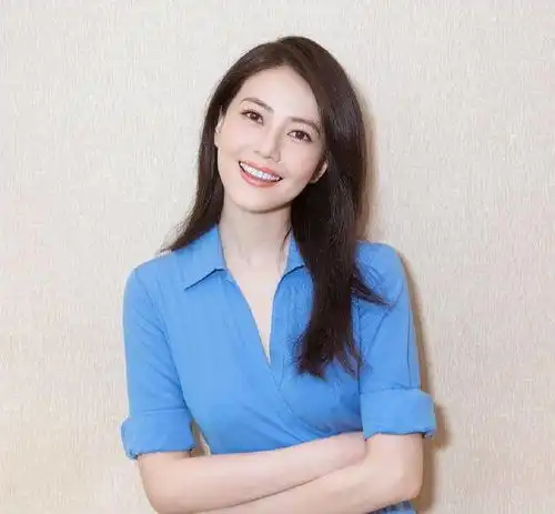 高圆圆新剧照曝光脸上皱纹清晰可见,网友化妆化老的吧
