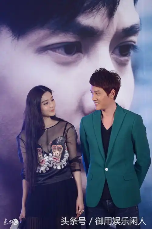 范冰冰冯绍峰同台亮相活动,耳边密语,网友我想知道说什么
