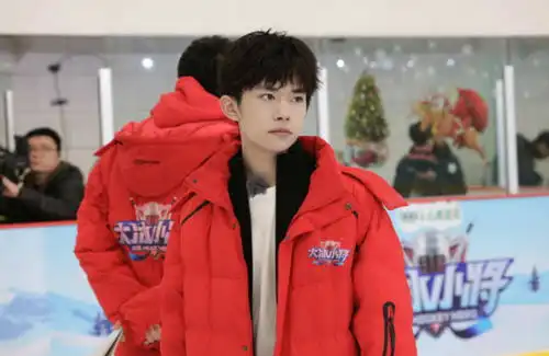 易烊千玺吴京杀青照曝光,军装造型初曝光,主演状态大不相同
