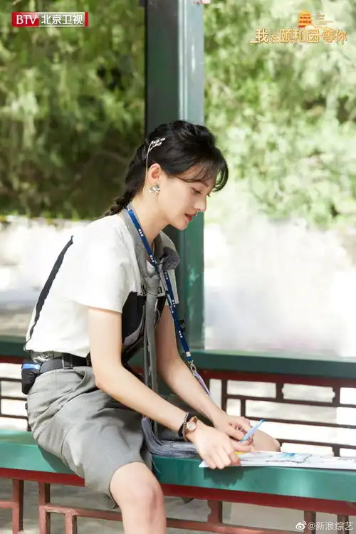 郑爽新剧照释出男友风帅气挂耳发饰俏皮灵动