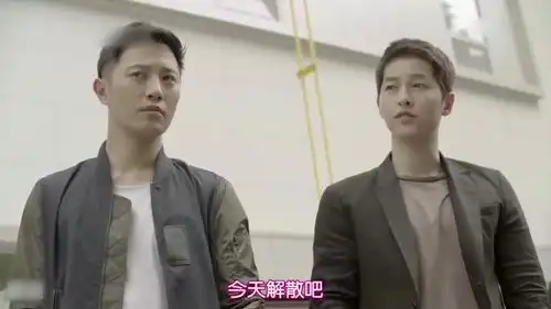 太阳的后裔帅气欧巴挑衅一群小混混,不料因小混混一个动作,瞬间让队友想打他