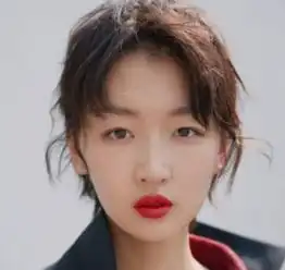 有种整容叫周冬雨戴眼镜,看到照片后,网友确定不是赵今麦