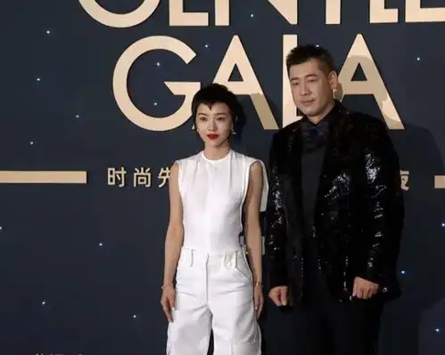 时尚先生盛典众星出席,景甜身材火辣,金属裙展现,龚俊全身火龙果
