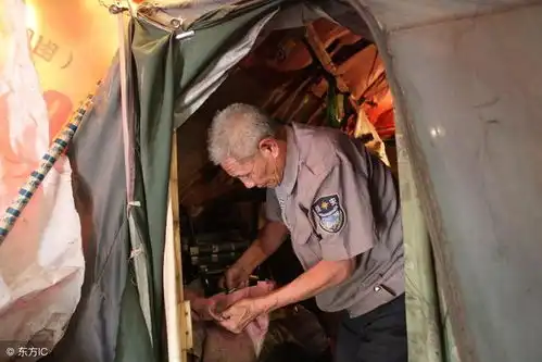 104岁老人街头修车谋生,声称100岁时一顿吃6碗面条,年龄受质疑