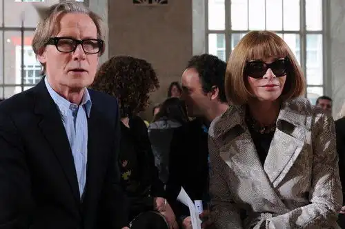 不满足优雅老去,穿普拉达的女王70岁与亿万富翁男友分手,原子弹风格一如当年
