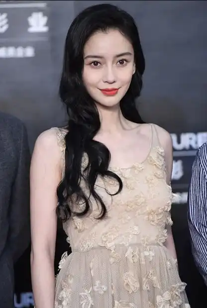 杨颖近照排骨胸抢镜,苹果肌突出表情僵硬显老态,跟生孩子有关
