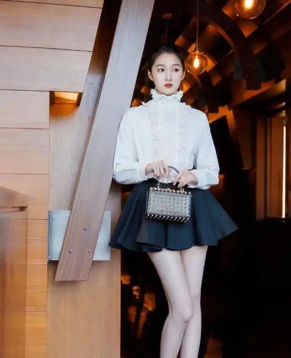 腿长就是有优势,关晓彤把西装当裙子穿,配双高跟鞋打造完美比例
