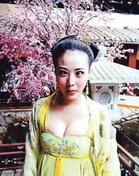 47岁周海媚晒武则天造型照卖萌调皮扮斗鸡眼