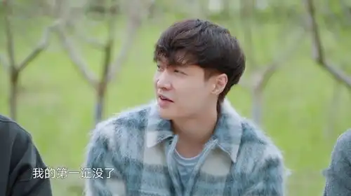 张艺兴差点弄丢驾照,却记得给黄磊留菜,还细心用盘子扣住防变冷
