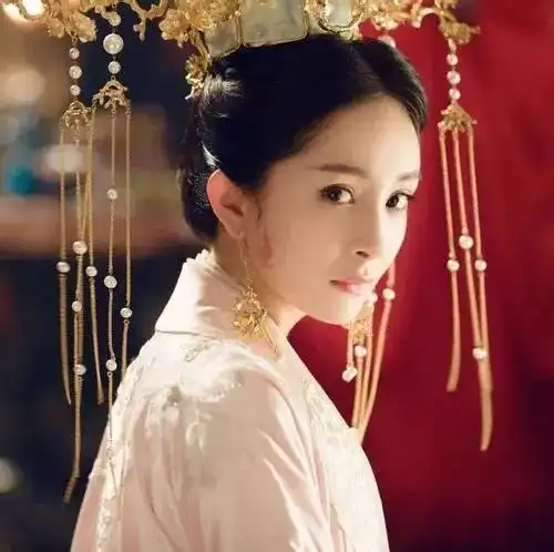 粉丝眼里宇宙第一美的杨幂,却被黑子吐槽脸塌了路人真的是同一个人吗