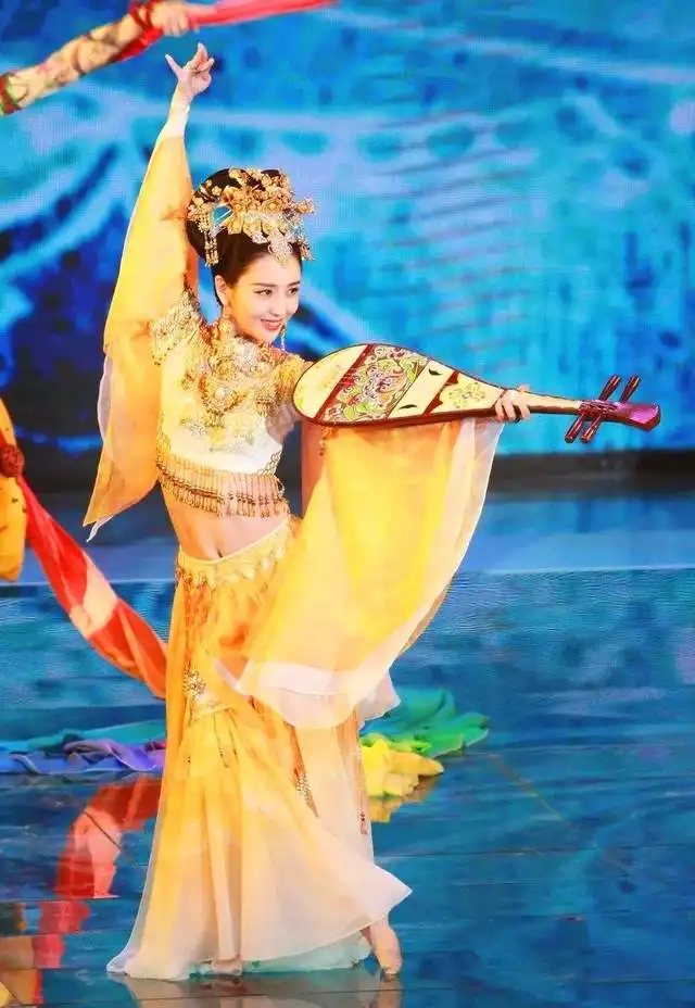 佟丽娅西施造型曝光,白衣红衫都好看,却被指太美艳像貂蝉
