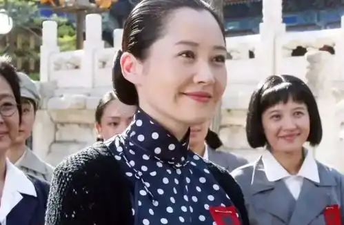 许晴坐头等舱吃泡面,镜头下尽显老态,网友真实了