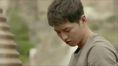 太阳的后裔这位兵哥哥有点皮,宋仲基无语的笑了
