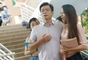 他演的配角比主角火,靠王老师一角走红,这个熟脸不戴眼镜认不出
