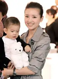 董洁潘粤明恩爱夫妻今反目回顾昔日恩爱照
