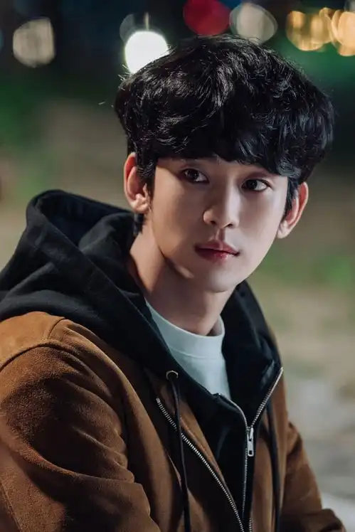 某一天公开金秀贤剧照,清澈无邪的眼神杀,击中粉丝内心世界
