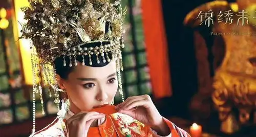 唐嫣青花瓷元素古装古典气质浓郁,东方美人巧笑倩兮美目盼兮