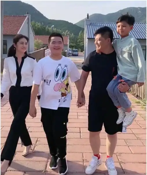 谢腾飞近况流出,亲爸竟是乡村爱情中的他,豪宅曝光令人艳羡
