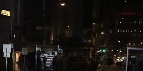 黑客帝国4片场照曝光长发基努李维斯与女主共骑摩托