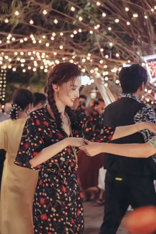 婆婆和妈妈伊能静黄圣依张萌重聚逛集市姜潮麦迪娜宫廷风造型吸睛
