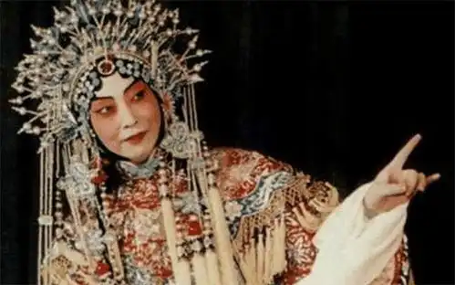 梅兰芳娶二房,洞房夜却赖在原配房间,妻子快走,别让人等急了