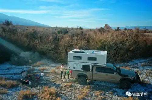 现实版荒野生存放弃豪宅古董和一切,他开着一辆房车去北极
