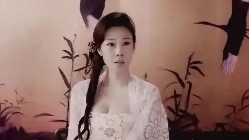 美女因为身材太好,而被人忽略功夫,不得已女扮男装
