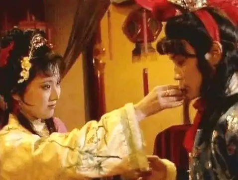 红楼梦贾母通过掰谎,控制黛玉喂酒的舆论走向,敲打薛姨妈