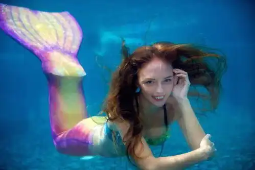 孙丞潇金莎像人鱼公主可以刮鳞时尚盛典金莎孙丞潇上演红毯吻,网友评论亮了
