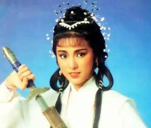 首位电视版黄蓉,不输赵雅芝的冻龄女神,曾与成龙相恋遭抛弃