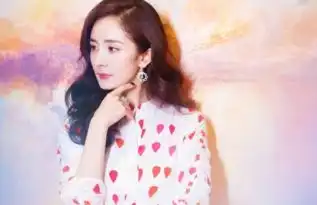 杨幂闪耀东方卫视跨年夜连衣裙暗藏小心机
