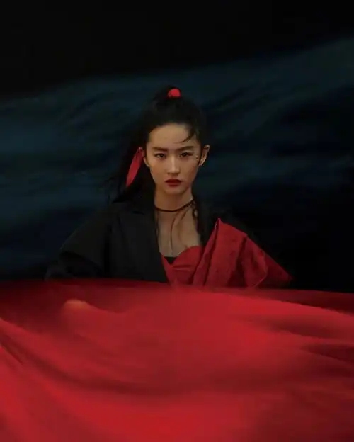 刘亦菲杂志美照释出穿红色长袍走中国风,太吻合花木兰造型
