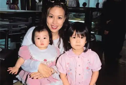 文雪儿一家四口出席婚礼,俩女儿美貌出众,学霸长女已出道当艺人