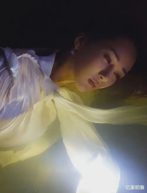 终于找对自己风格了杨紫拍摄时尚大片,仙气飘飘如同小龙女
