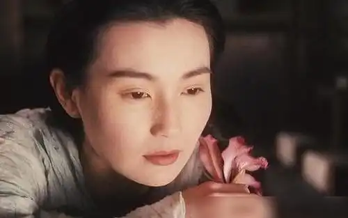 巨星张曼玉低调生活,穿地摊货,一辆车开32年不换,全国只有2台
