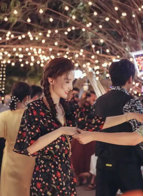 老板娘张萌太会穿一身黑色花朵裙很显气质,扎麻花辫又甜又美
